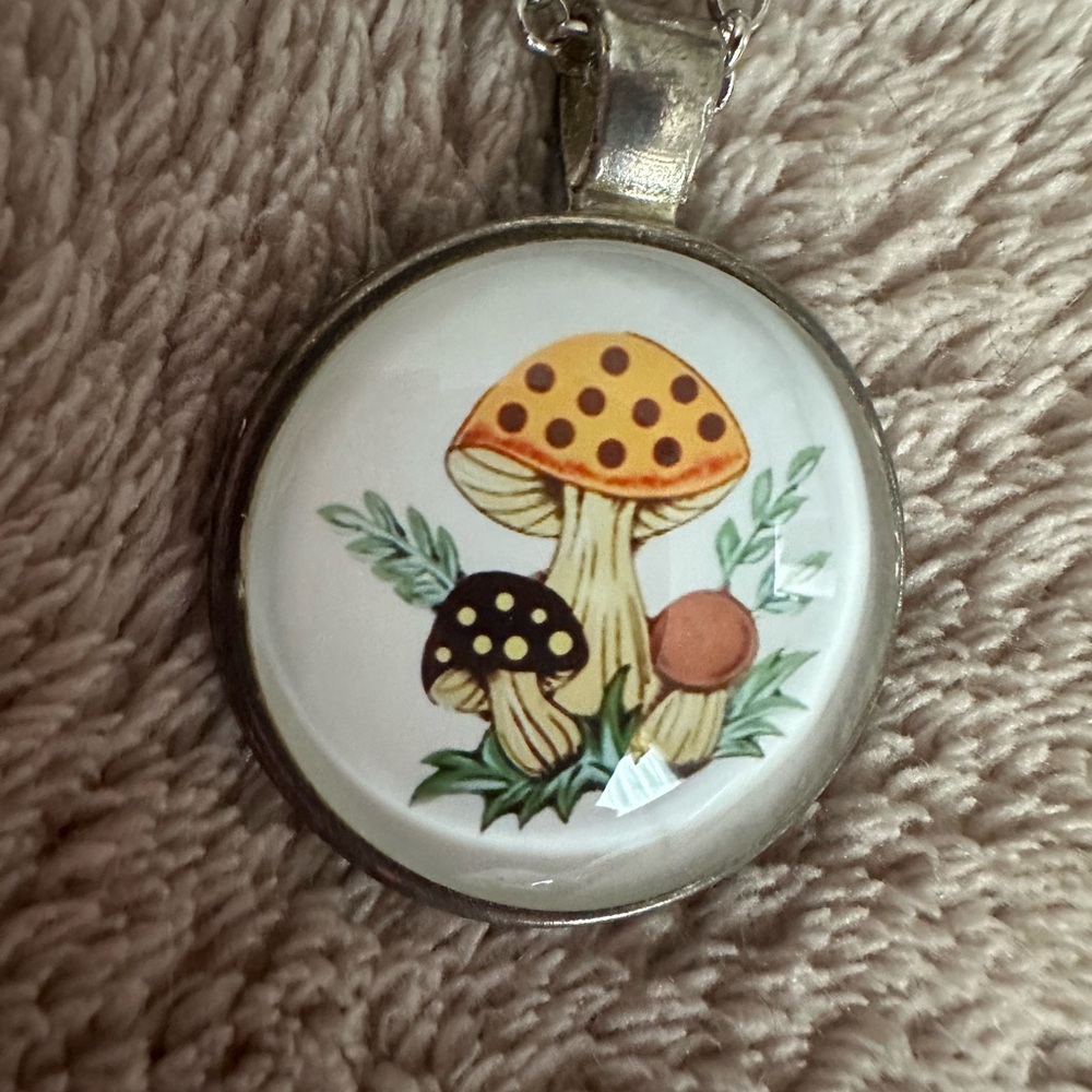 Beautiful 16 inch chain with mushroom pendant  nwt